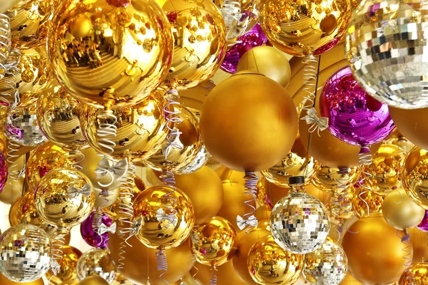 Fundo feito de bolas de Natal e ouropel — Fotografia de Stock