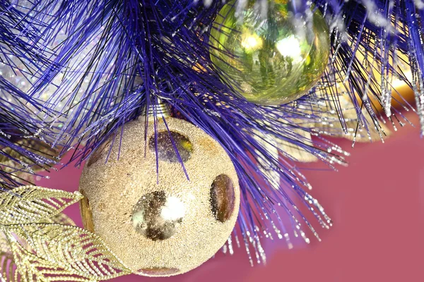 Fondo de bolas de Navidad y oropel —  Fotos de Stock