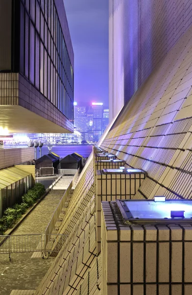 Modern byggnad på natten — Stockfoto