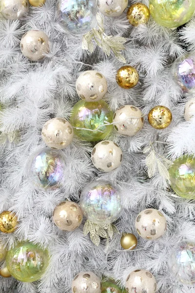 Fondo de bolas de Navidad y oropel — Foto de Stock