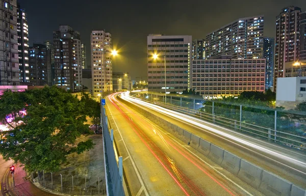 ブリッジと街の夜景 — ストック写真