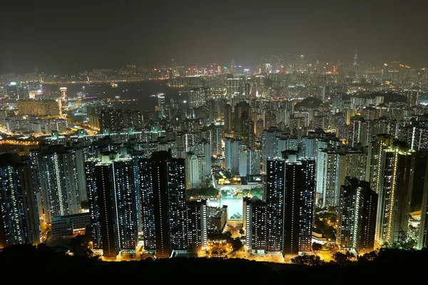 Şehir geceleri, dağdan göster — Stok fotoğraf