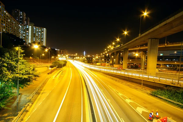 Estrada à noite na cidade moderna — Fotografia de Stock