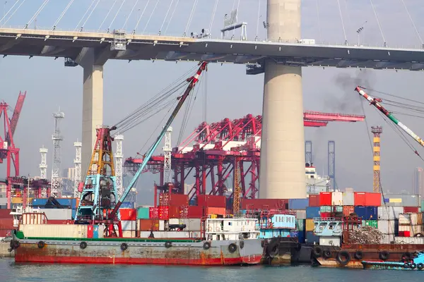 Containerterminal onder viaduct — Stockfoto