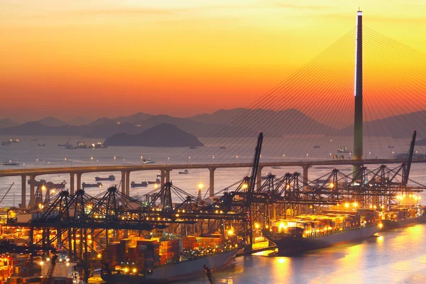 Hafenlager mit Ladungen und Containern bei Sonnenuntergang — Stockfoto