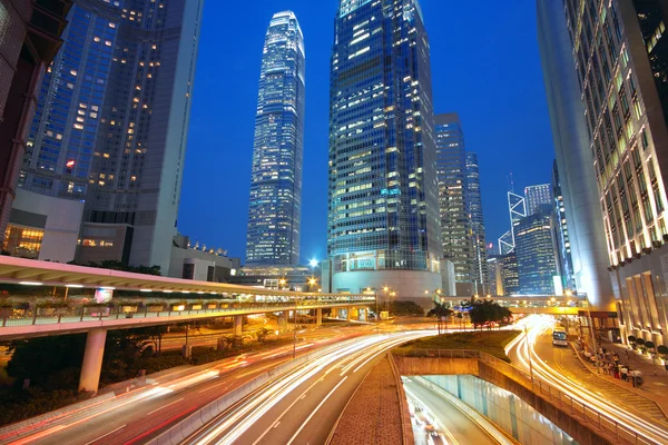 Ciudad urbana moderna con tráfico de autopistas por la noche, hong kong — Foto de Stock
