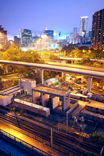 都市と鉄道レール、日没の瞬間 — ストック写真