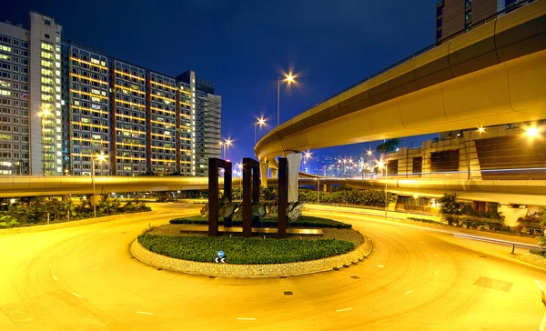 Kreisverkehr in der Stadt bei Nacht — Stockfoto