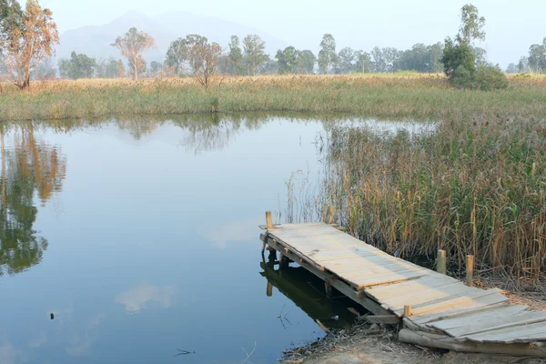 A nyugodt tó a reggeli fából készült móló — Stock Fotó