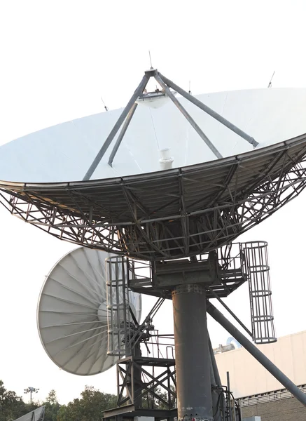 Platos de comunicaciones por satélite en la parte superior de la estación de TV — Foto de Stock