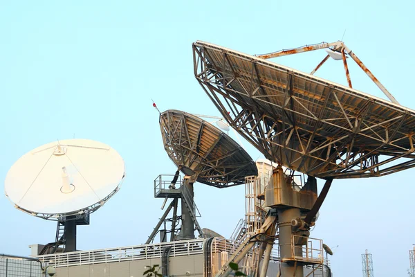 Platos de comunicaciones por satélite en la parte superior de la estación de TV —  Fotos de Stock