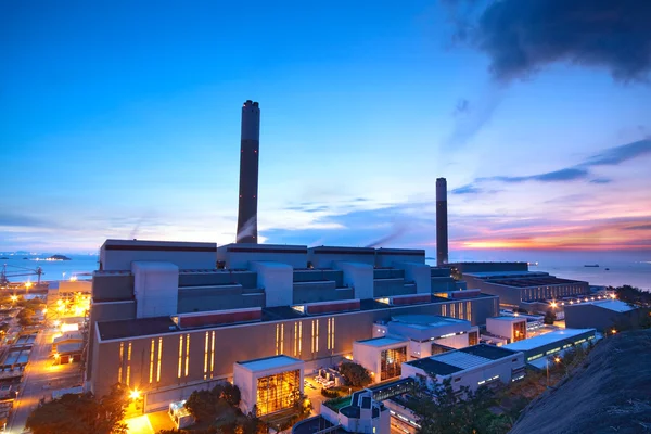 Угольная электростанция и ночное голубое небо — стоковое фото