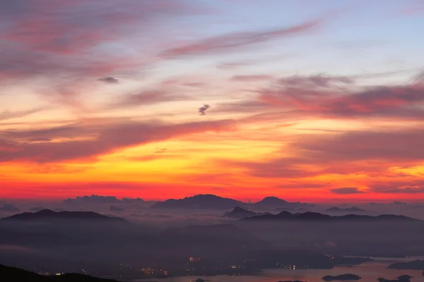 Zonsondergang in de bergen — Stockfoto
