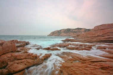 Kayalık deniz kıyısı ve bulanık su Shek o, Hong Kong 'da