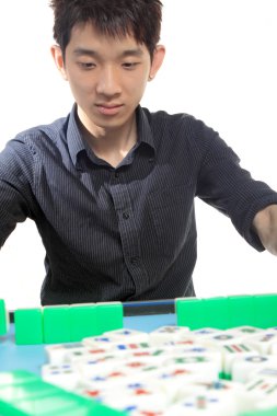 Çinli adam oyun mahjong, geleneksel Çin kumar.