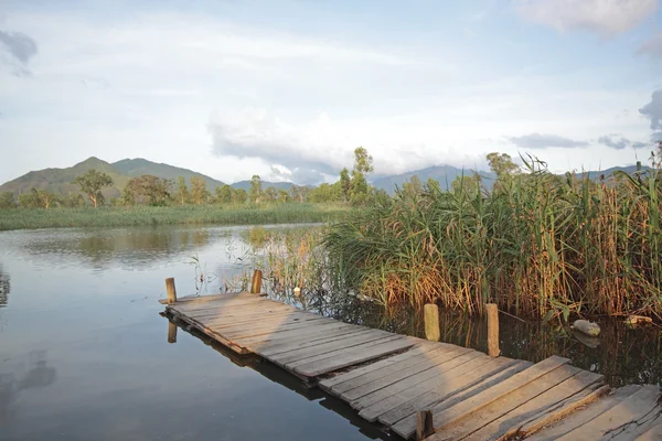Пристань на озере — стоковое фото