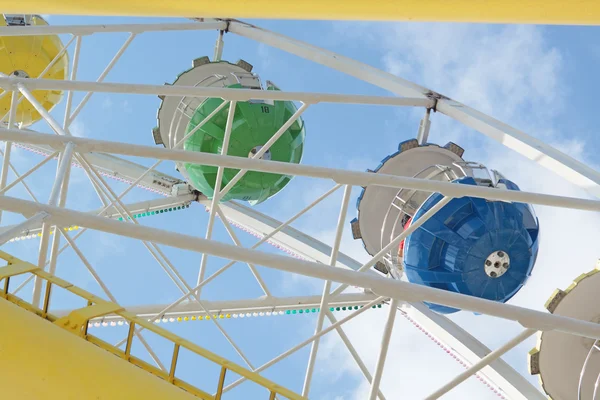 Ferris wheel against a blue sky — Stock Photo, Image