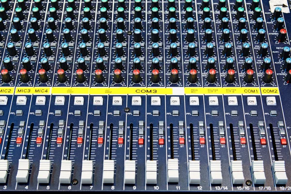 Parte de un mezclador de sonido de audio con botones —  Fotos de Stock