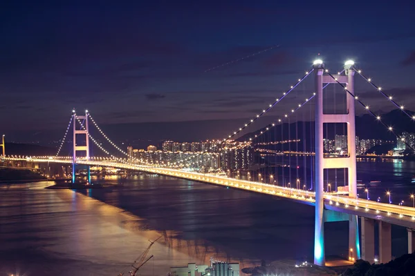 Mooie nachtelijke scènes van tsing ma brug in hong kong. — Stockfoto