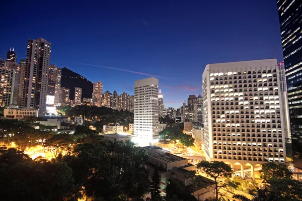 Bürogebäude in der Nacht in Hongkong — Stockfoto