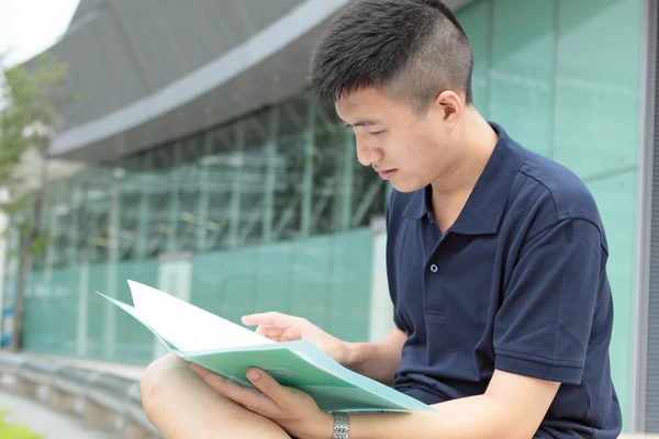 Casual asiatischen Geschäftsmann SMS auf seinem Buch. — Stockfoto