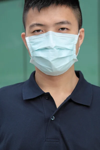 Uomo indossare maschera all'aperto — Foto Stock
