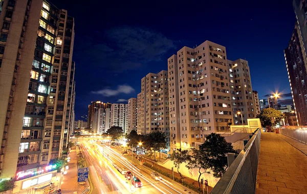 Ville urbaine moderne la nuit avec circulation autoroutière — Photo