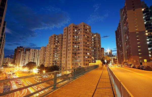 Nowoczesne miasto miejskie z ruchu autostrady w nocy, hong kong — Zdjęcie stockowe