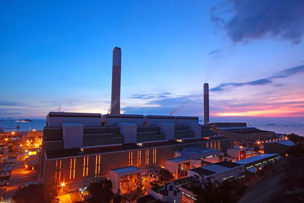 Uhelnou elektrárnu a noční modrá obloha — Stock fotografie