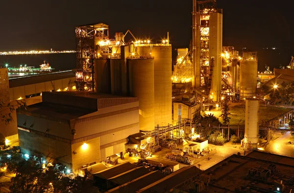 Çimento fabrikası, gece — Stok fotoğraf