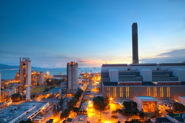 Цементна електростанція та електростанція на заході сонця — стокове фото