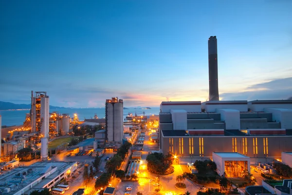 Çimento fabrikası ve güç sation günbatımı içinde — Stok fotoğraf