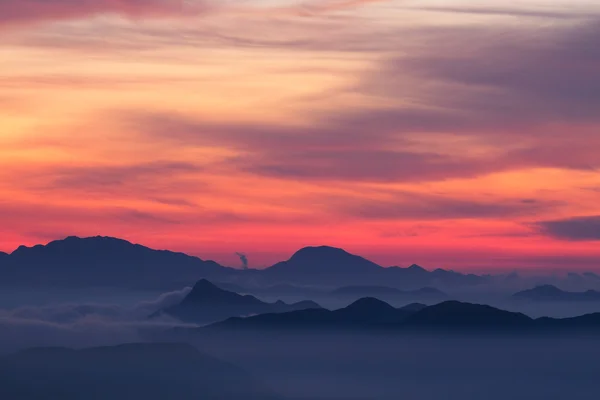 Zonsondergang in de bergen — Stockfoto