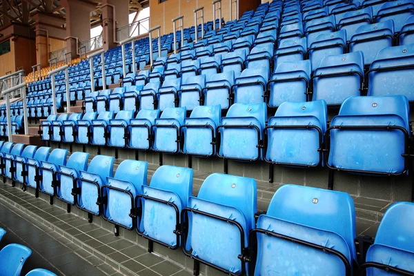 Blauwe zetels op stadion — Stockfoto