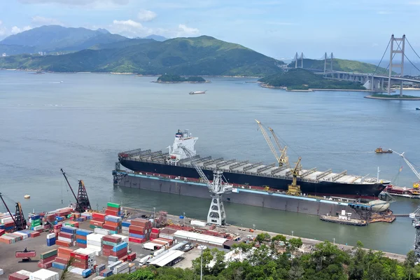 Containerfartyg i terminal hamnen — Stockfoto