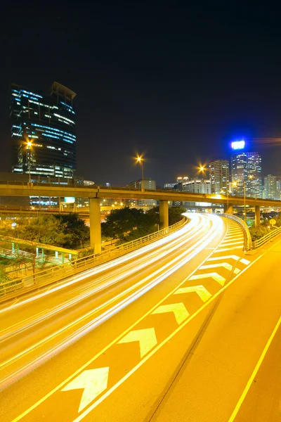 Trânsito à noite com vestígios de luzes deixadas pelos carros em um hig — Fotografia de Stock