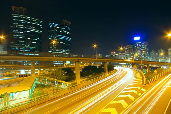 Circulation nocturne avec traces de lumières laissées par les voitures sur une hanche — Photo