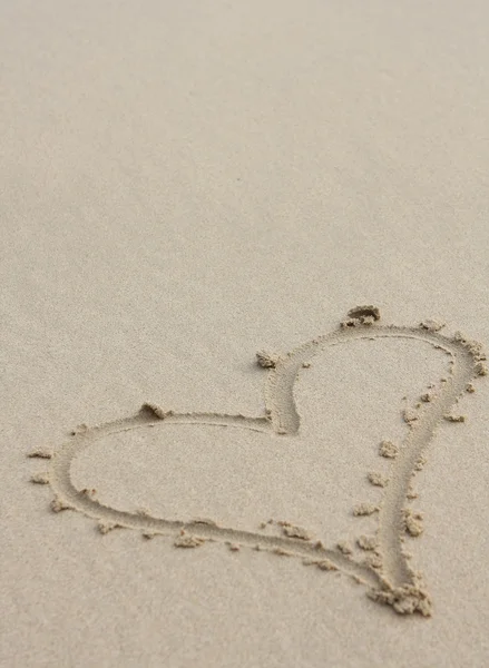 Coeur dessiné sur sable — Photo