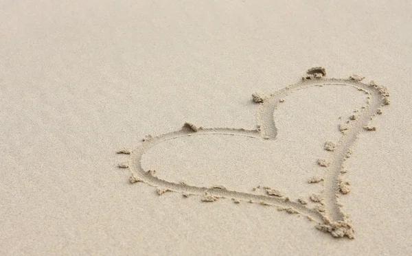 Corazón dibujado sobre arena — Foto de Stock