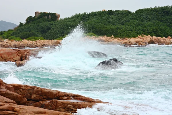 Skaliste wybrzeże morskie i zamazana woda w shek o, hong kong — Zdjęcie stockowe