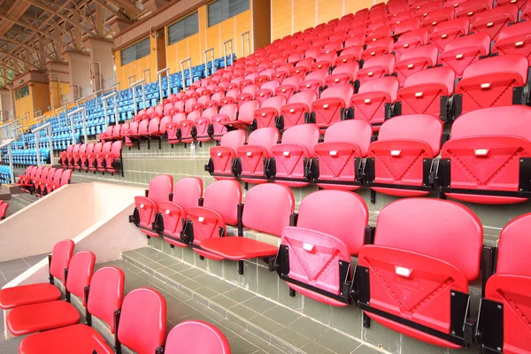Heldere rode stadion zitplaatsen — Stockfoto