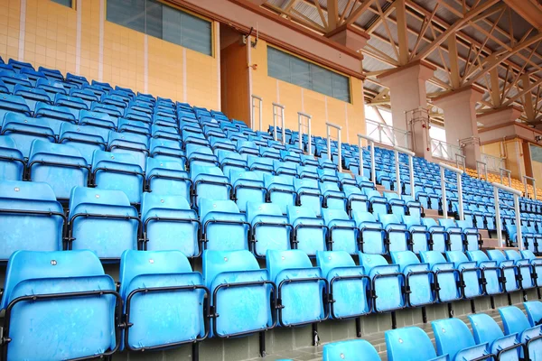 Assentos azuis no estádio — Fotografia de Stock