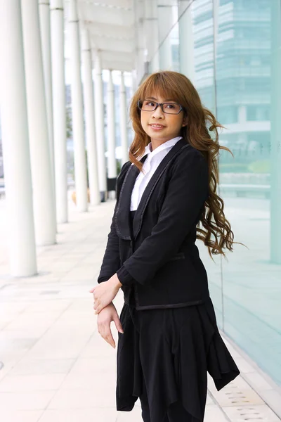 Portret van een jonge zakenvrouw in een kantoor — Stockfoto
