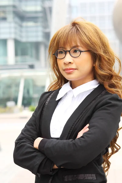 Retrato de uma jovem mulher de negócios em um escritório — Fotografia de Stock