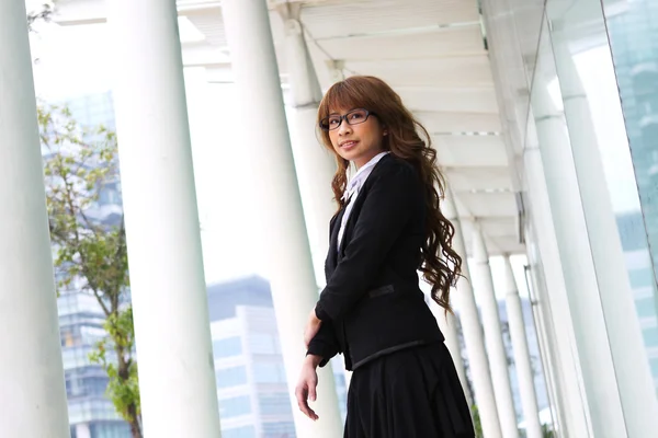 Retrato de una joven mujer de negocios en una oficina — Foto de Stock