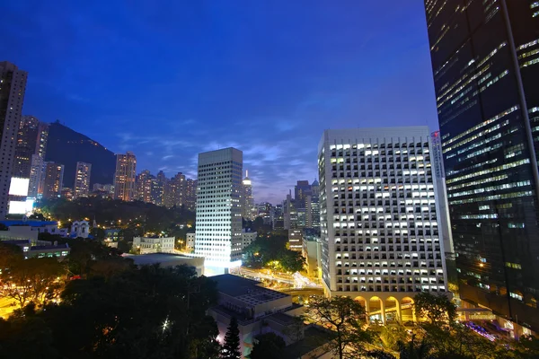 Офісна будівля вночі в Хонг Конг — стокове фото