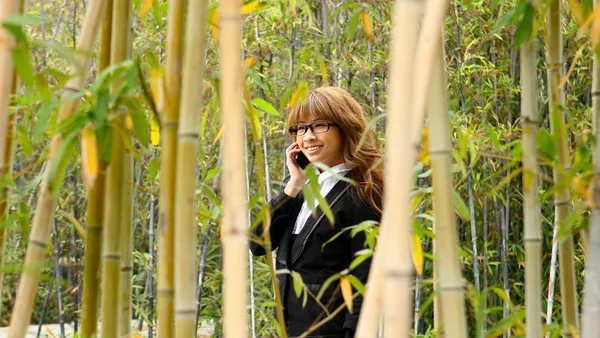 Parkta akıllı telefon kullanan güzel Asyalı kadın. — Stok fotoğraf