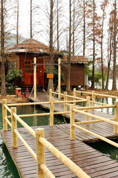 Casa de madera en el lago y el camino — Foto de Stock