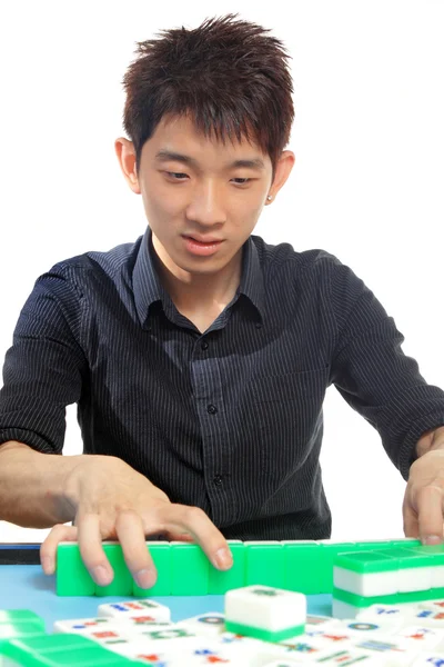 Homem chinês jogar Mahjong, jogo tradicional da China . — Fotografia de Stock