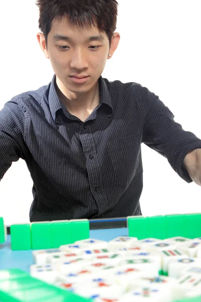 Chinesen spielen Mahjong, traditionelles China-Glücksspiel. — Stockfoto